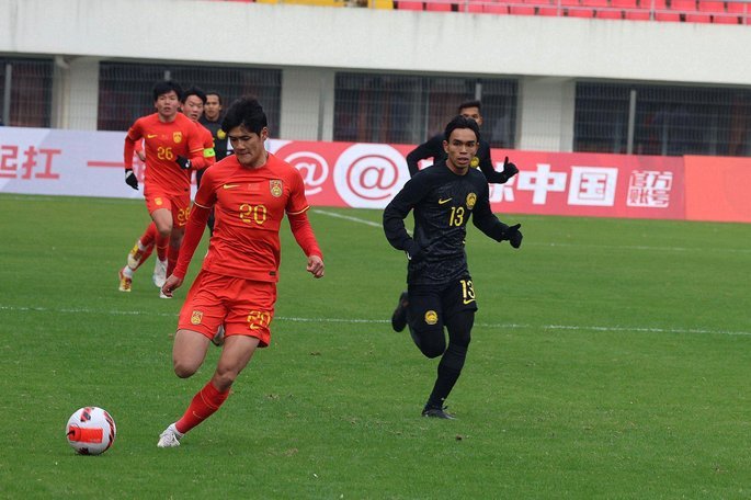 上半场0-0：暗藏危机与转机