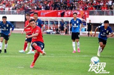 中冠大连30分钟丢5球，雨中仍有人撑伞助威