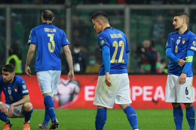 阿斯：FIFA想拆世界杯球场奔驰标志却做不到，已要求不拍摄