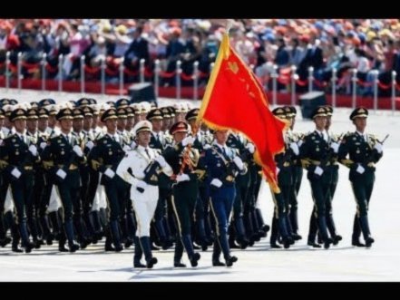 场面壮大！埃及队回国后，受到了当地球迷们的热烈欢迎