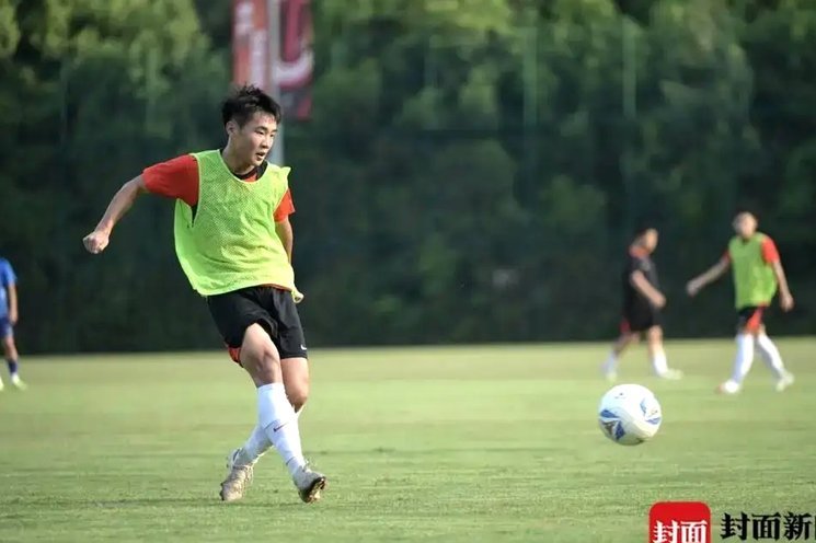 这个日本教练为什么执意让帅惟浩打边路呢？