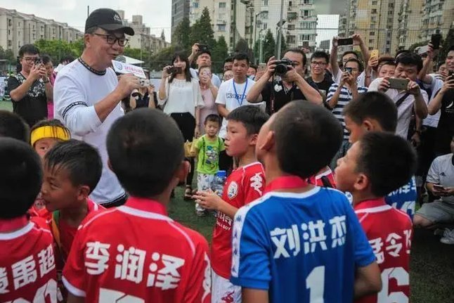 嗨球少年怎么不敢跟董路小将比一场？整天就踢些野鸡比赛。