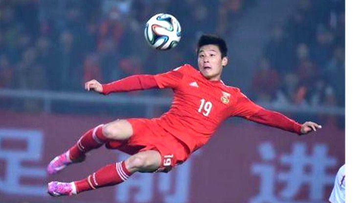 王钰栋背身做球程进低射破门 浙江1-1战平国安