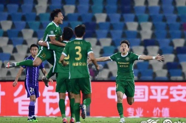 男足U17 VS毕尔巴鄂竞技比赛中 程晟涵再次头球破门 目前1:0领先毕巴！