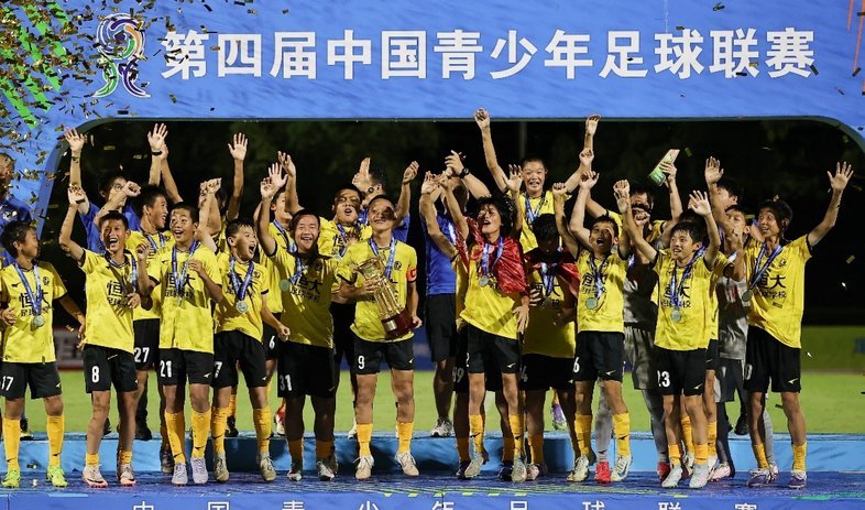 今天下午三点U13排位赛北京国安VS大连嗨球。