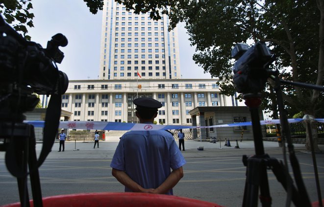 巴萨球迷冲突：警方回应并承诺追责