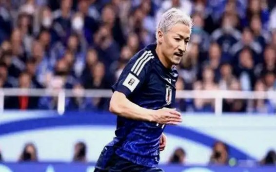 日本球员前田大然硬扛曼城大老黑格伊，打进英超进球，再次证明中国足球圈的选材思维的恶臭！